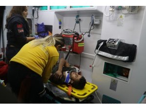 Babasına bıçağı vermemek için dama çıkan genç aşağı düştü