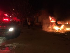 Servis aracı alevlere teslim oldu