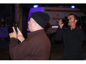 Vatandaşlar kazada panelvanın içerisinde sıkışan iki kişiyi cep telefonlarıyla görüntüledi