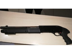Adana’da bir kişi barda elinde pompalı tüfekle polise yakalandı