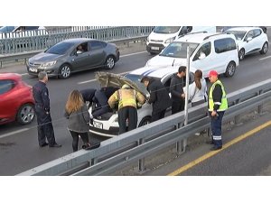 E-5’te otomobil motoruna giren kediyi itfaiye kurtardı