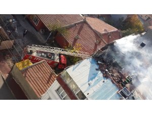 Ekmek ocağından çıkan yangın bina çatısını sardı