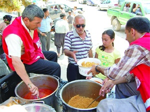 Günde 10 bin kişiye sıcak yemek dağıtılıyor
