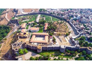 Diyarbakır'ın "kalbi"nde su kanalı ve tünel bulundu