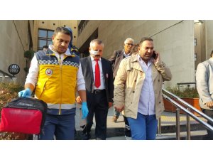 Duruşma sırasında sıkılınca mübaşire kafa attı