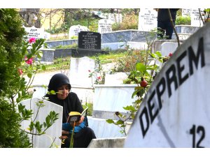 Deprem şehitleri mezarları başında anıldı