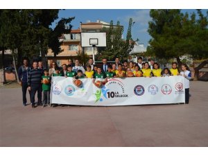 Öğrenciler ders sonrası spor yapıyor
