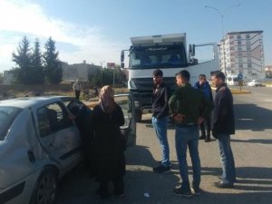 Kamyon ile otomobil çarpıştı: 1 yaralı