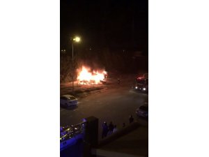 Park halindeki minibüs alev topuna döndü