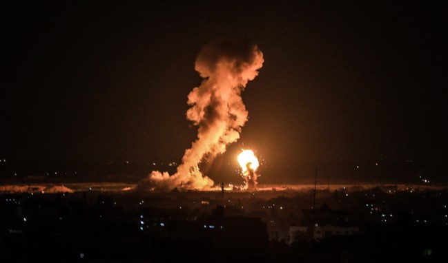 İşgalci İsrail Gazze'ye hava saldırısı başlattı...