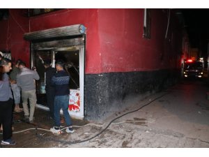 Bakkal yangında kül olurken itfaiye aracı dar sokaklardan geçemedi