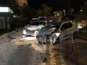Kontrolünü kaybetti, karşı şeritten gelen 2 araca çarptı