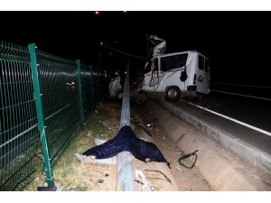 Elektrik direğine çarpan minibüs parçalandı: 2 ölü