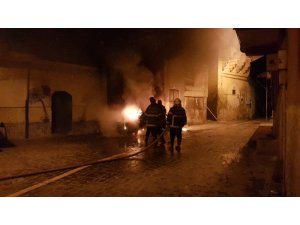 Tarihi sokağı alevler aydınlattı