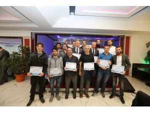 Sapanca Gölü’nü yüzerek karşıya geçen sporcular ödüllendirildi