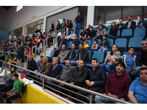 Kartepe Belediyespor voleybolda liderliği bırakmıyor