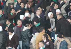 Tribünlerde "beyaz bere" modası