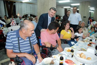 Akyürek engelli derneklerini iftarda ağırladı
