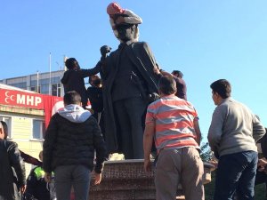 Atatürk heykelinin üzerine çıkan madde bağımlısına linç girişimi
