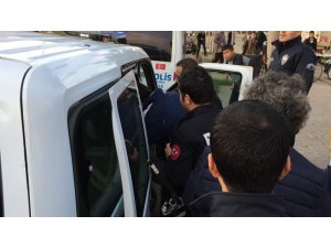 İntihar etmek isteyen vatandaşı polis ikna etti