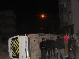 Hafif ticari araç ile işçi servisi çarpıştı: 4 yaralı