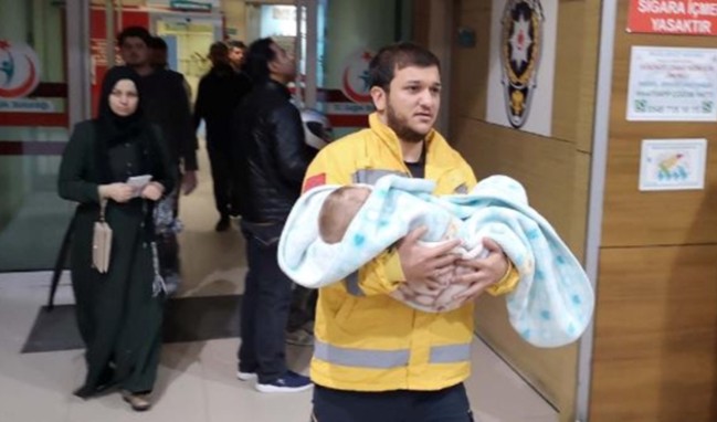 1 yaşındaki bebeğin boğazına 50 kuruş sıkıştı...