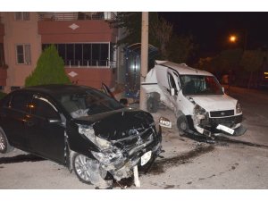 2 araç birbirine girdi: 1 yaralı