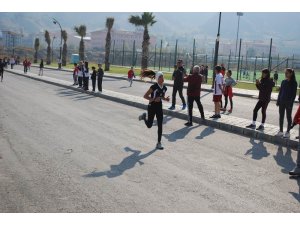Salihli’de öğrenciler Atatürk’ü anmak için koştu
