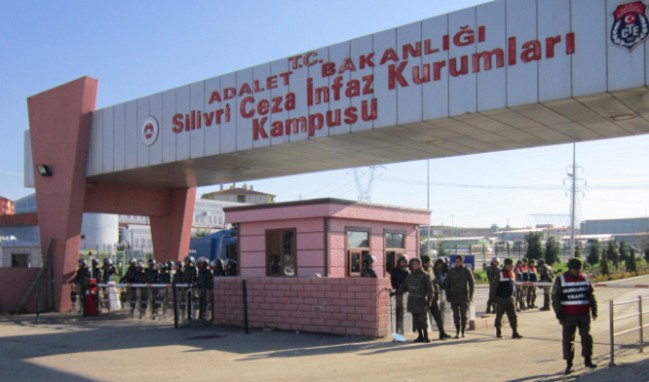 Eşcinsel FETÖ'cü yüzbaşı, avukatıyla ilişkiye girerken basıldı!