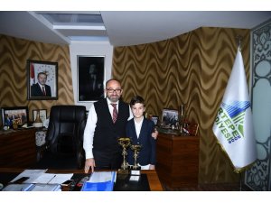 Başkan Üzülmez, minik şampiyonu makamında ağırladı