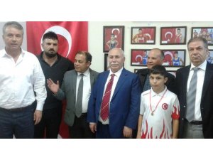 Şampiyon güreşçiye Cumhuriyet altını