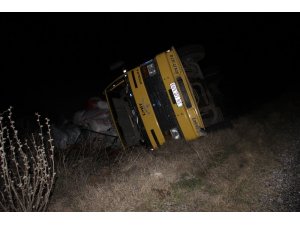 Yoldan çıkan kamyonun sürücüsü hastaneye kaldırıldı