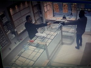 Kuyumcu silahlı soyguncuyu silahla ateş ederek püskürttü