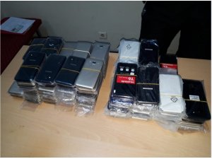 Şüphe üzerine durdurulan motosikletten 200 kaçak cep telefonu çıktı