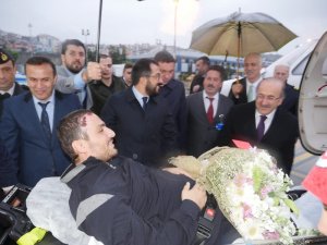 Gazi Uzman Çavuş Akyüz GATA’daki tedavisinin ardından memleketine döndü
