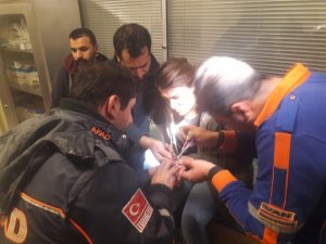 Genç kızın parmağına sıkışan yüzük, AFAD ekipleri tarafından çıkarıldı