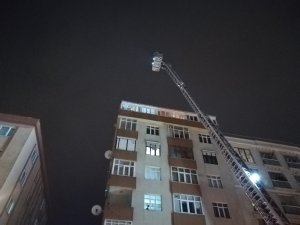 Şömineden sıçrayan alevler, evi küle çeviriyordu