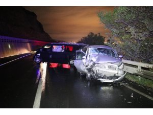 Kaza yapıp sürücüsünün kaçtığı minibüse 2 araç çarptı: 1 yaralı