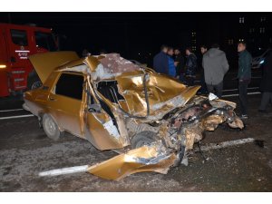 Kağıt gibi ezilen otomobilden yaralı kurtuldu