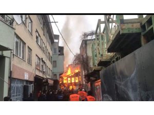Bursa’da ahşap ev alevlere teslim oldu...(1)