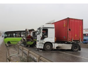 D100’de tır halk otobüsüne arkadan çarptı: 1’i ağır 9 yaralı