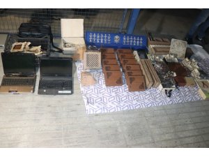 Denizli’de iş yerlerine çatından giren hırsızlar yakalandı