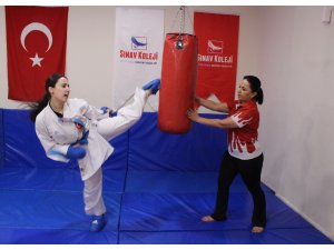Hem annesi hem antrenörü: ’Karateci anne-kız’