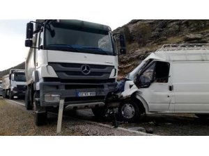 Kamyon ile minibüs çarpıştı: 1 yaralı