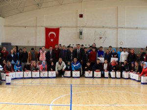 Sporla engelleri aşan öğrencilere malzeme yardımı yapıldı