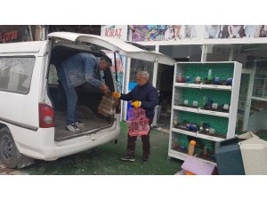 Yangında onlarca kuşun telef olduğu dükkanda temizlik çalışması başladı