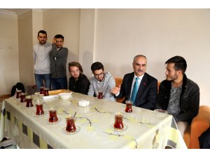 Belediye Başkanı, caddelerde yorganla dolaşan öğrencilere konuk oldu