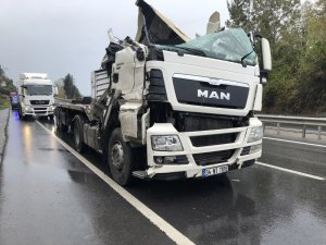 Lastiği patlayan tır, aynı istikamette giden tırla çarpıştı
