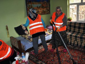 Akşehir Belediyesinin yaşlılara evde temizlik hizmeti sürüyor