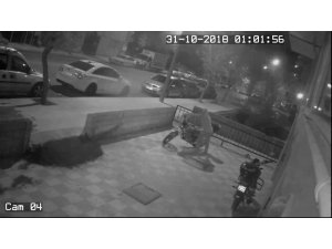 1 dakikada park halindeki motosikleti çaldı
